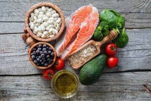 A photo of healthy fats including blueberries, tomatoes, avocado, and beans.